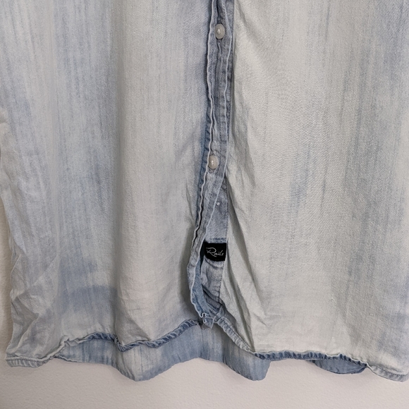 Rails Women's Top Medium Tencel Blue Faded Denim Look Button Up Sleeveless - Picture 3 of 8